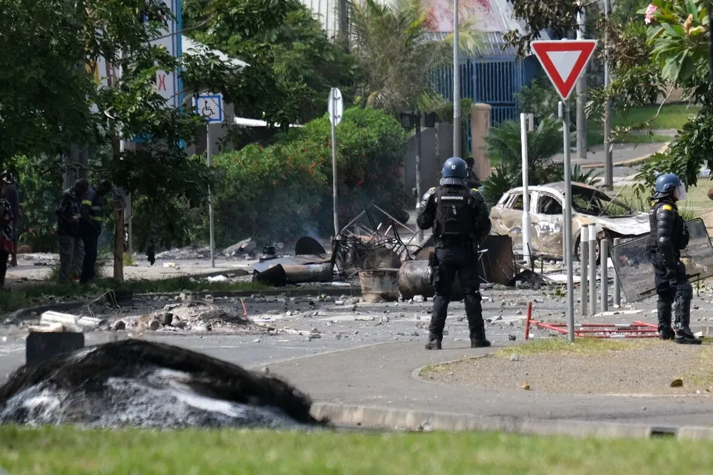Cảnh sát Pháp tại hiện trường bạo loạn ở New Caledonia hồi giữa tháng 5. Ảnh: AFP new caledonia Pháp.jpeg