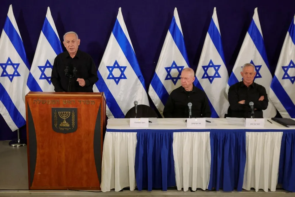 (Từ trái sang phải) Thủ tướng Israel Benjamin Netanyahu, Bộ trưởng Quốc phòng Israel Yoav Gallant và Bộ trưởng Nội các chiến tranh Benny Gantz. Ảnh: ABIR SULTAN POOL/REUTERS nội các chiến tranh Israel.jpg