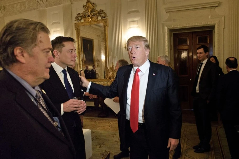 Cựu Tổng thống Mỹ Donald Trump (cà vạt đỏ) và tỉ phú Elon Musk (tay cầm ly) hồi năm 2017. Ảnh: AFP ông Trump sẽ bổ nhiệm tỉ phú Elon Musk làm cố vấn nếu đắc cử