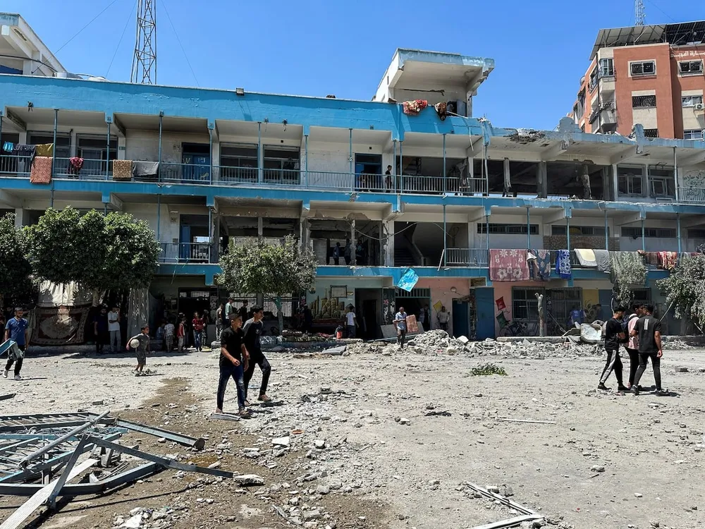 Hiện trường vụ Israel không kích trường học do Liên Hợp Quốc điều hành ở trung tâm Dải Gaza hôm 6-6. Ảnh: REUTERS Israel không kích trường học