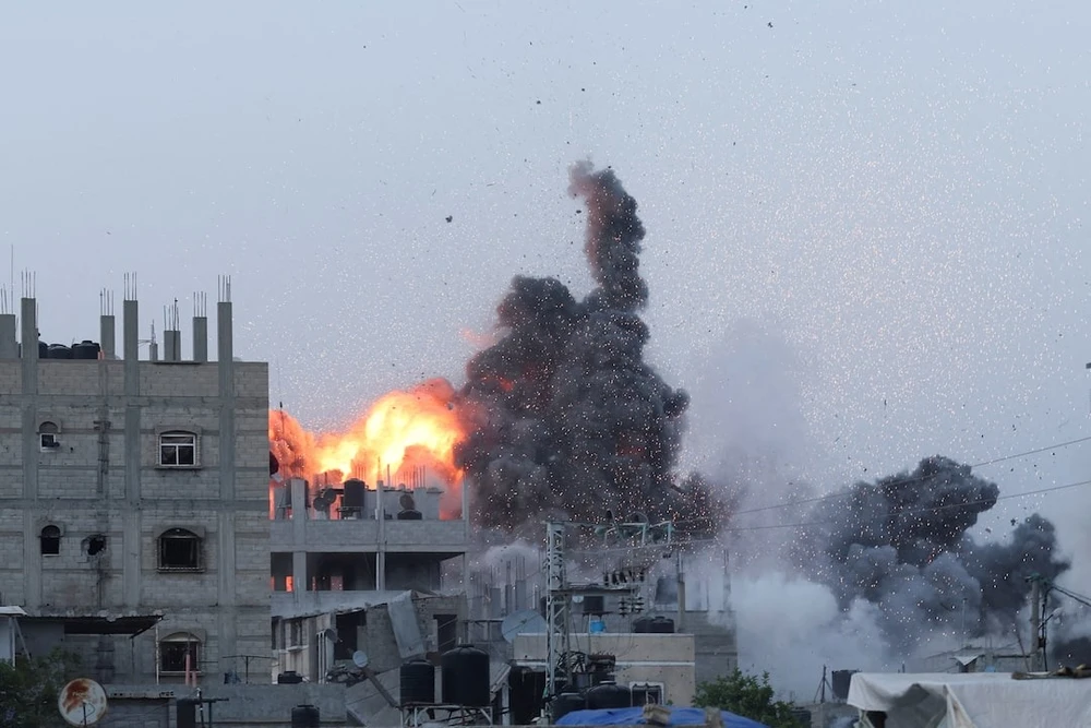 Một vụ nổ sau cuộc không kích của Israel hôm 3-6 ở miền trung Gaza. Ảnh: REUTERS Xuất hiện loạt diễn biến đáng ngại cuộc xung đột Israel-Hamas