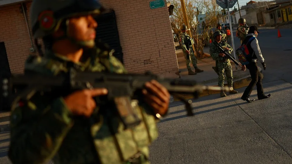 Quân đội Mexico trong một chiến dịch trấn áp tội phạm hồi tháng 2. Ảnh: REUTERS cuộc bầu cử nguy hiểm nhất Mexico.jpeg