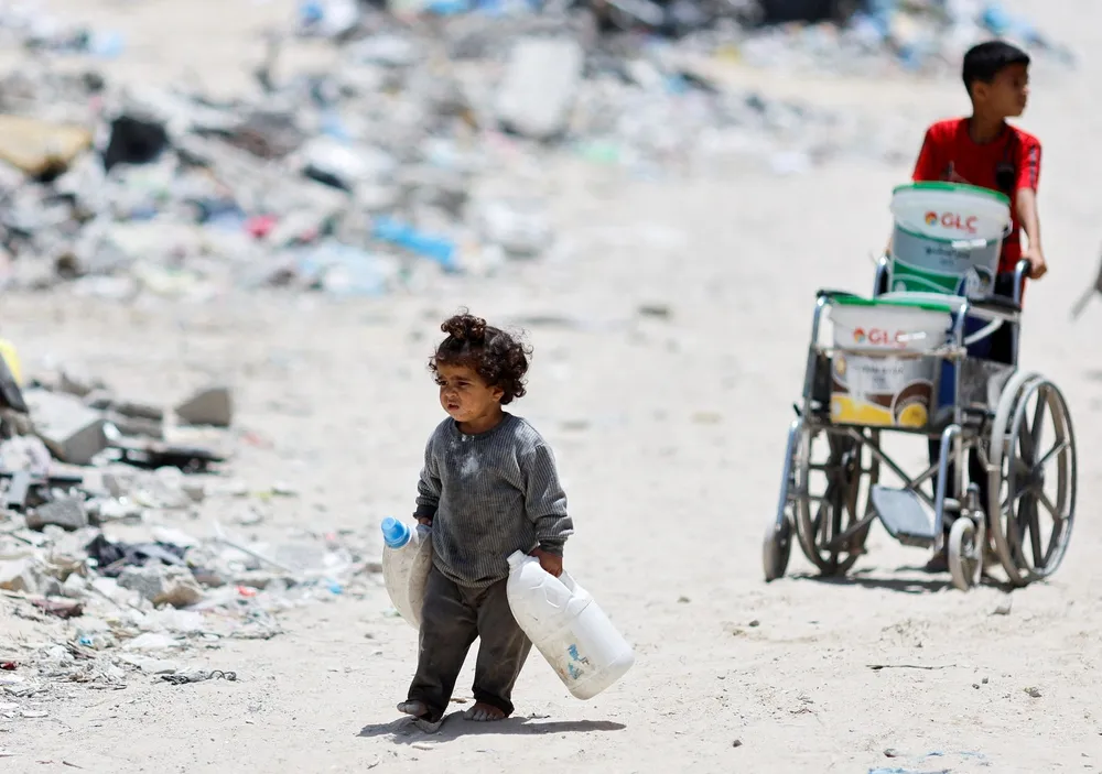 Một bé gái người Palestine đang trên đường nhận nước uống. Ảnh: REUTERS Ngoại trưởng Mỹ công du Trung Đông.jpeg