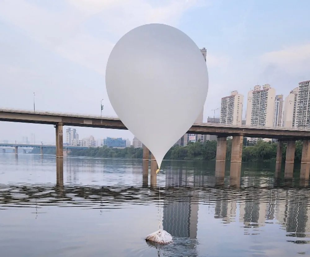 Một quả bong bóng bay chứa rác rơi trên lãnh thổ Hàn Quốc. Ảnh: YONHAP bán đảo Triều Tiên bong bóng rác.jpeg