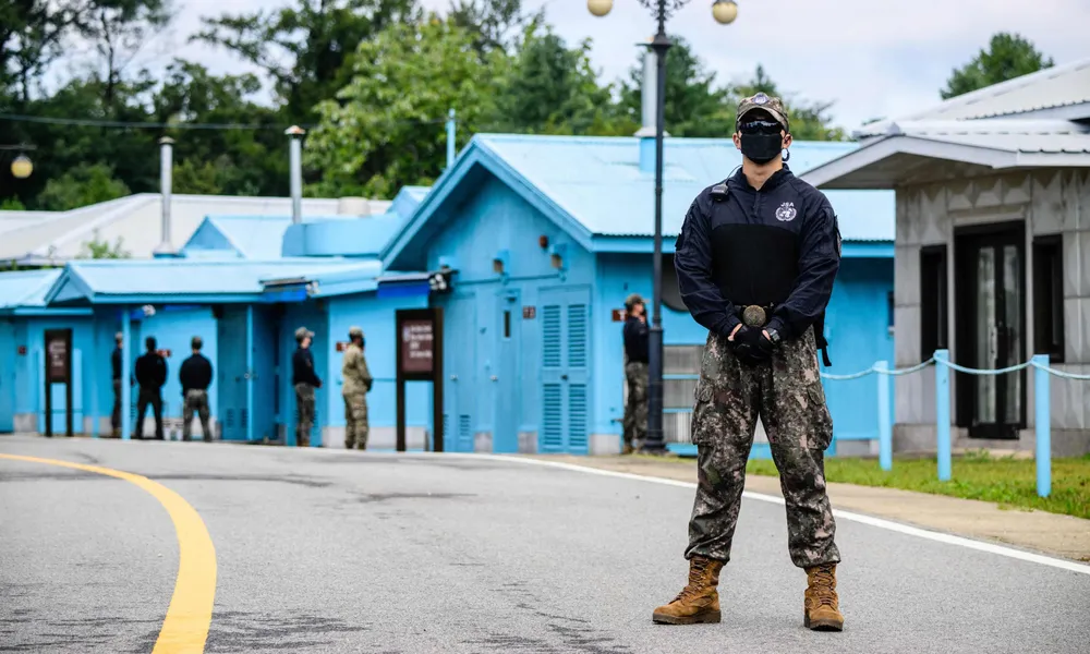 Binh sĩ Hàn Quốc tại Đường phân giới quân sự trong Khu phi quân sự liên Triều (DMZ). Ảnh: AFP Hàn Quốc bắn súng cảnh cáo