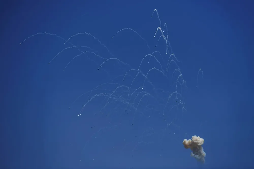 Hezbollah dội mưa rocket, UAV vào Israel ngày 13-6. Ảnh: REUTERS Hezbollah dội mưa rocket, UAV lớn chưa từng thấy vào Israel