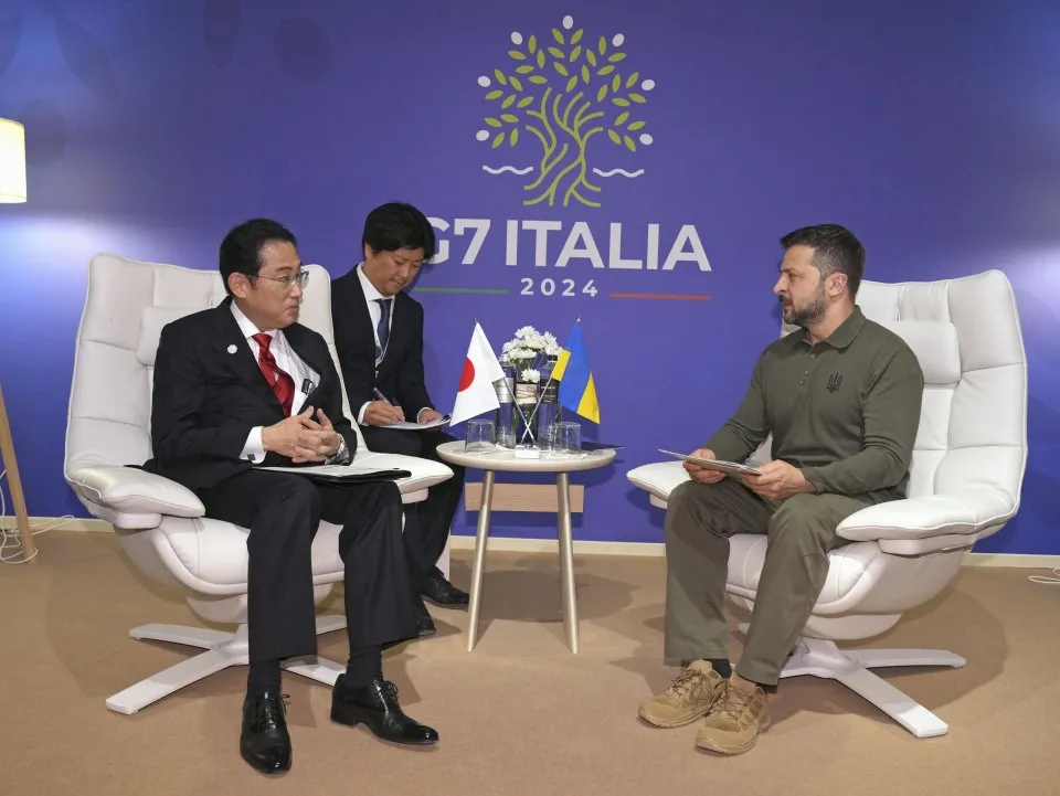 Tổng thống Ukraine Volodymyr Zelensky (phải) và Thủ tướng Nhật Fumio Kishida. Ảnh: KYODO NEWS Nhật Ukraine.jpeg