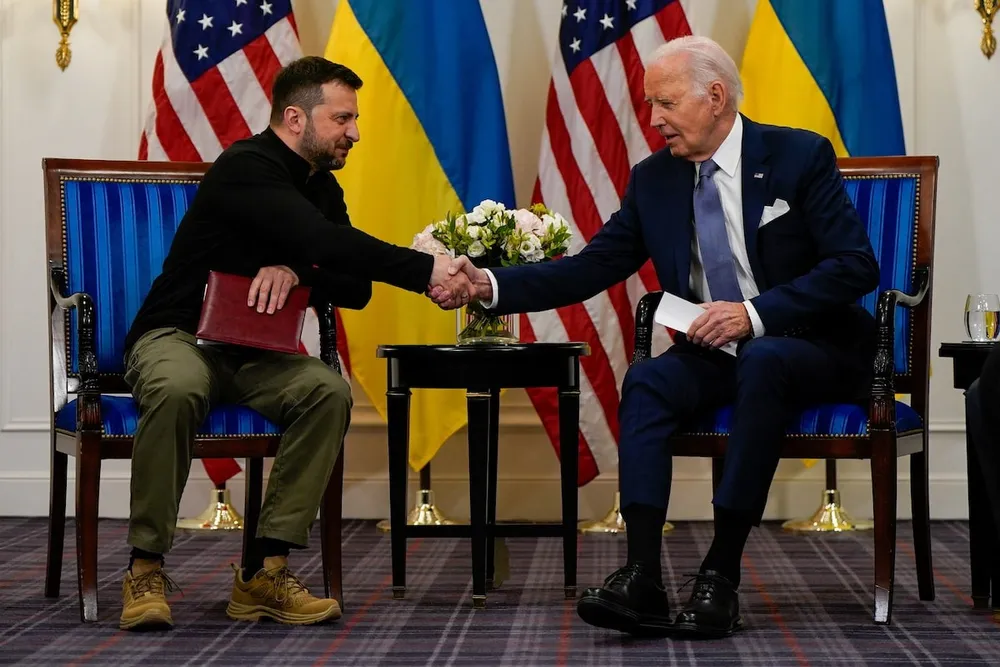Tổng thống Mỹ Joe Biden (phải) và Tổng thống Ukraine Volodymyr Zelensky. Ảnh: REUTERS Mỹ, Ukraine ký thỏa thuận an ninh 10 năm