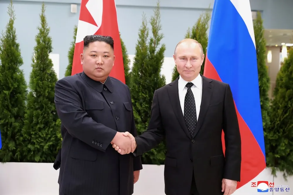 Tổng thống Nga Vladimir Putin (trái) và lãnh đạo Triều Tiên Kim Jong-un. Ảnh: KCNA Tổng thống Putin thăm Triều Tiên