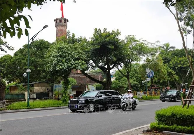Đoàn xe của Tổng thống Nga Vladimir Putin trên đường di chuyển đến Phủ Chủ tịch. Ảnh: Thanh Tùng/TTXVN 1.jpg