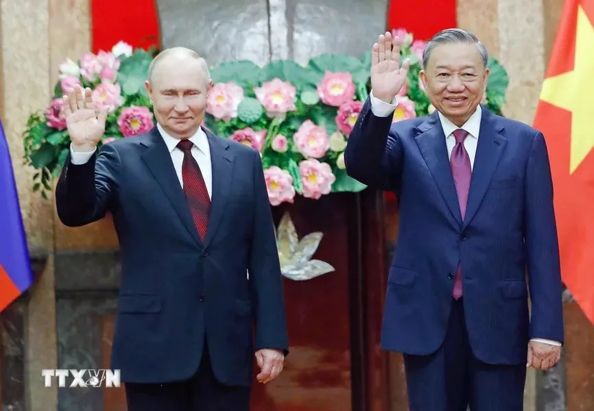 Chủ tịch nước Tô Lâm và Tổng thống Nga Vladimir Putin chụp ảnh chung. Ảnh: Nhan Sáng/TTXVN 3.jpg