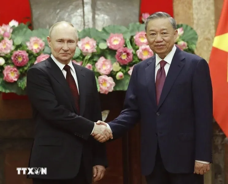Chủ tịch nước Tô Lâm và Tổng thống Nga Vladimir Putin chụp ảnh chung. Ảnh: Nhan Sáng/TTXVN Chủ tịch nước Tô Lâm và Tổng thống Nga Vladimir Putin bước vào hội đàm .jpg
