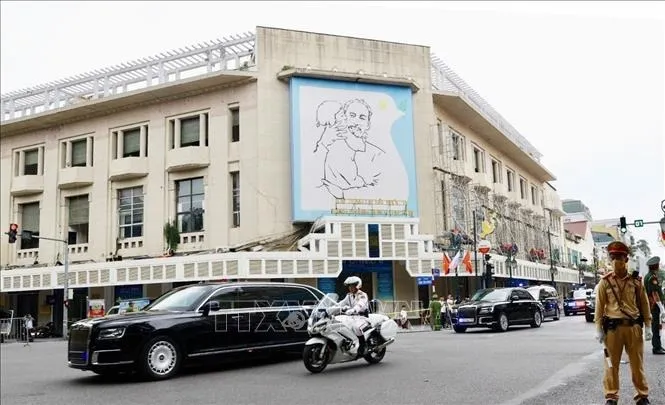 Đoàn xe của Tổng thống Nga Vladimir Putin trên đường di chuyển đến Phủ Chủ tịch. Ảnh: Thanh Tùng/TTXVN Lễ đón Tổng thống Nga Vladimir Putin thăm cấp Nhà nước tới Việt Nam .jpg