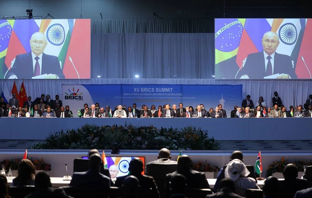 Tổng thống Nga Vladimir Putin phát biểu trực tuyến tại Hội nghị thượng đỉnh BRICS tại Nam Phi hồi năm 2023. Ảnh: TASS Nhiều nước muốn gia nhập BRICS.jpeg