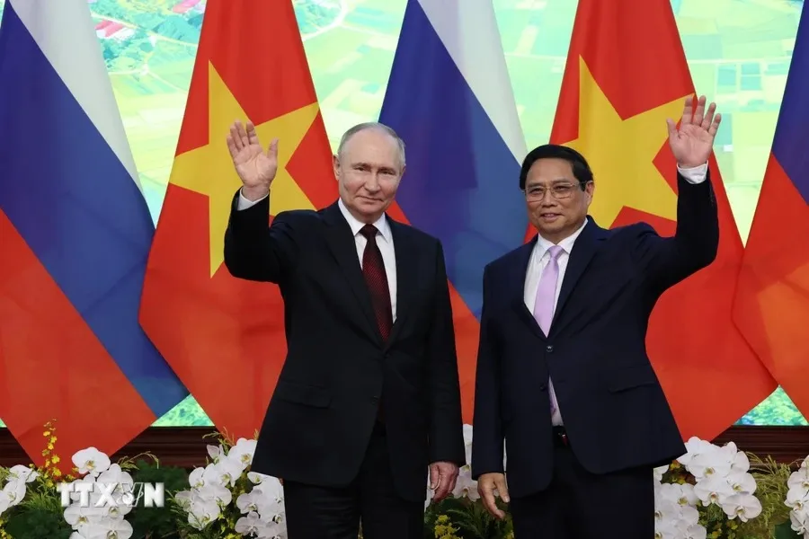 Thủ tướng Phạm Minh Chính và Tổng thống Nga Vladimir Putin chụp ảnh chung. Ảnh: Dương Giang/TTXVN Thủ tướng Phạm Minh Chính hội kiến Tổng thống Nga Vladimir Putin 3.jpg