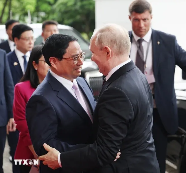 Thủ tướng Phạm Minh Chính đón Tổng thống Nga Vladimir Putin. Ảnh: Dương Giang/TTXVN Thủ tướng Phạm Minh Chính hội kiến Tổng thống Nga Vladimir Putin.jpg