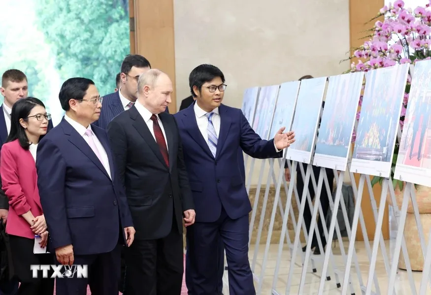 Thủ tướng Phạm Minh Chính và Tổng thống Nga Vladimir Putin xem trưng bày ảnh về quan hệ Việt Nam - Nga. Ảnh: Dương Giang/TTXVN Thủ tướng Phạm Minh Chính hội kiến Tổng thống Nga Vladimir Putin2.jpg