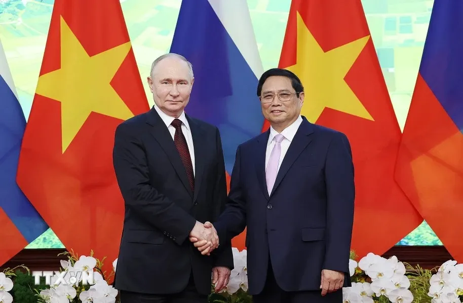 Thủ tướng Phạm Minh Chính và Tổng thống Nga Vladimir Putin chụp ảnh chung. Ảnh: Dương Giang/TTXVN Thủ tướng Phạm Minh Chính và Tổng thống Nga Vladimir Putin chụp ảnh chung..jpg