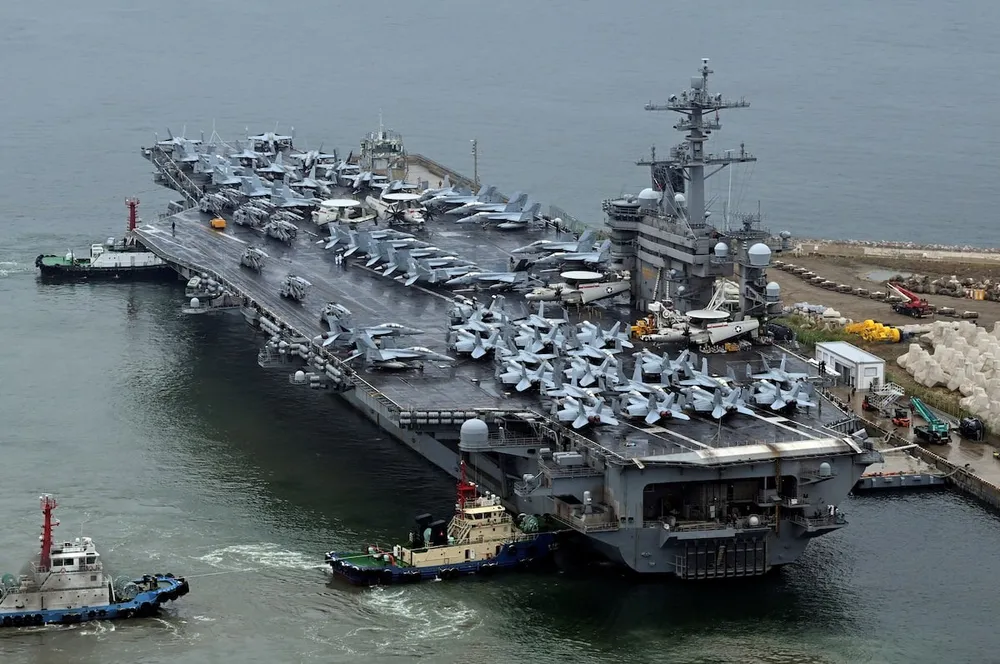Tàu sân bay USS Theodore Roosevelt của Hải quân Mỹ đã đến Căn cứ Hải quân Busan (Hàn Quốc) sáng 22-6. Ảnh: REUTERS Tàu sân bay Theodore Roosevelt.jpg