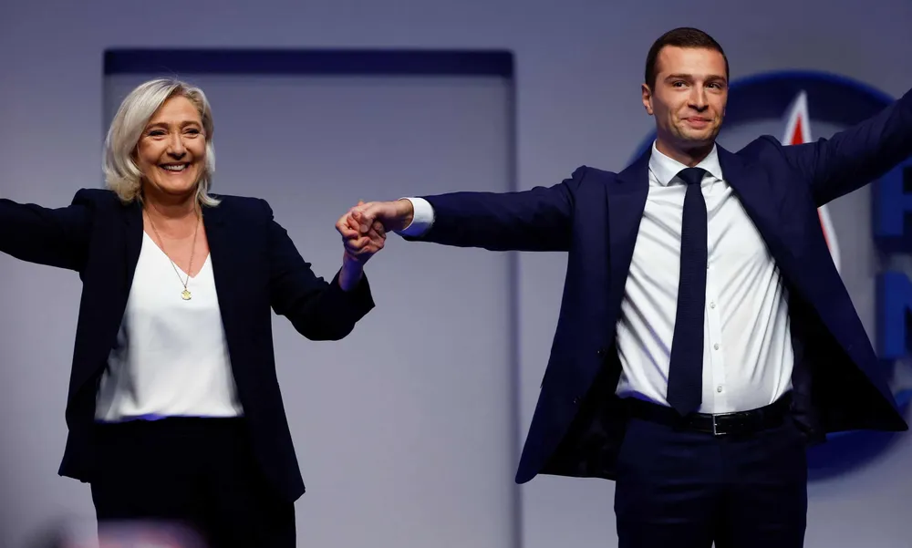 Bà Marine Le Pen và ông Jordan Bardella thuộc đảng cực hữu Tập hợp Quốc gia. Ảnh: REUTERS bầu cử Pháp.jpg