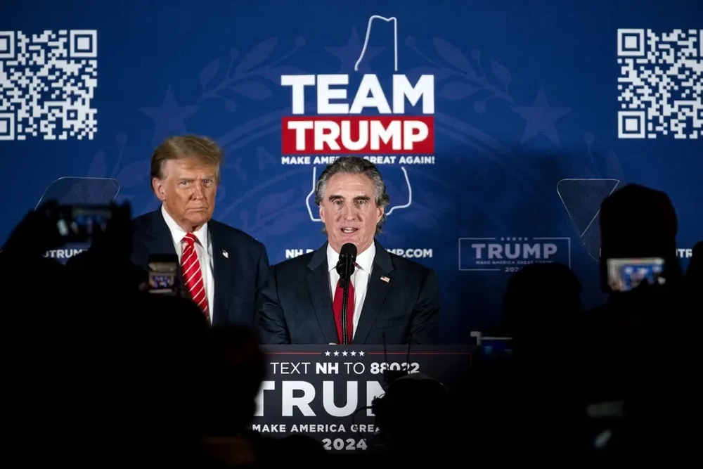 Thống đốc bang North Dakota Doug Burgum phát biểu cạnh cựu Tổng thống Mỹ Donald Trump. Ảnh: BLOOMBERG phó tổng thống.jpg