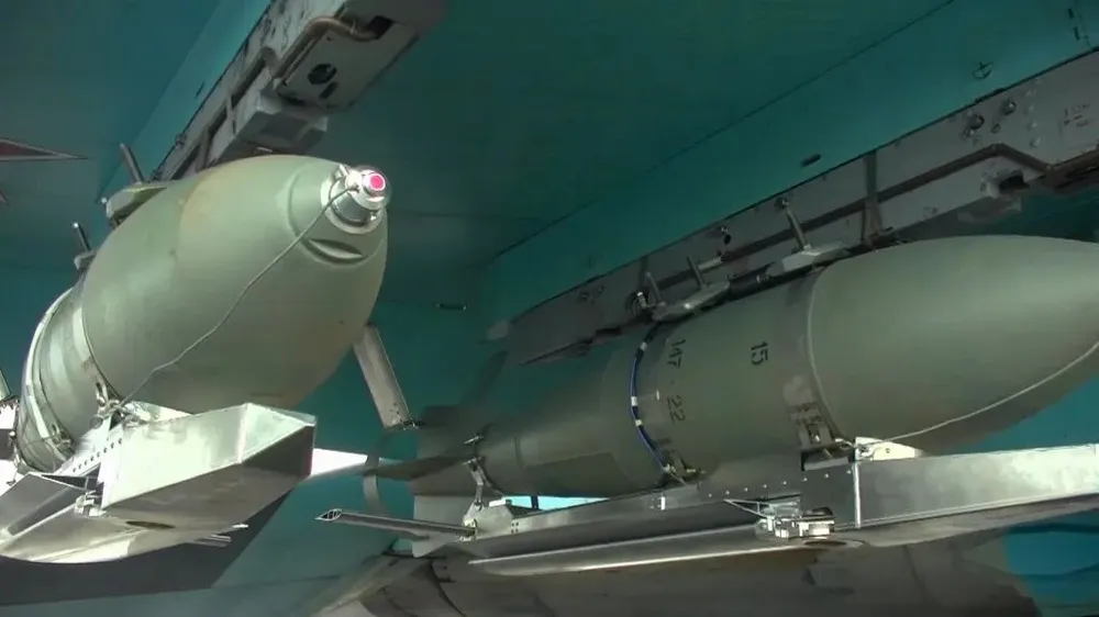 Máy bay ném bom Su-34 của Nga và bom lượn FAB-500 được trang bị hệ thống dẫn đường chính xác cao ngày 18-3. Ảnh: BỘ QUỐC PHÒNG NGA/ANADOLU/GETTY IMAGES Nga thả bom lượn 3 tấn.jpg