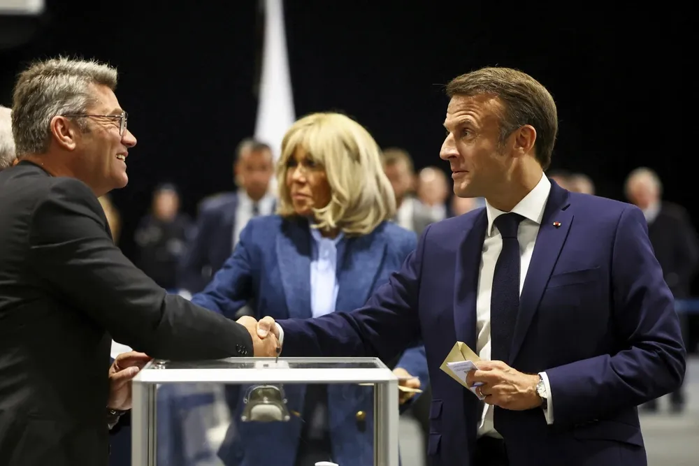 Tổng thống Pháp Emmanuel Macron (phải). Ảnh: AP bầu cử quốc hội Pháp.jpg