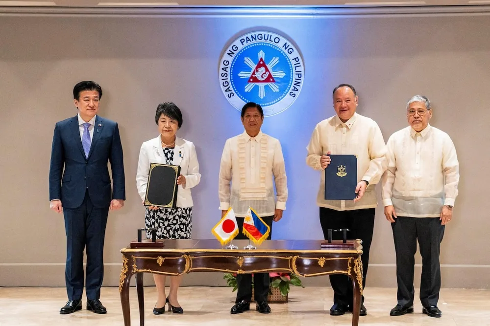 (Từ trái sang) Bộ trưởng Quốc phòng Nhật Minoru Kihara, Ngoại trưởng Nhật Yoko Kamikawa, Tổng thống Philippines Ferdinand Marcos Jr., Bộ trưởng Quốc phòng Philippines Gilberto Teodoro và Ngoại trưởng Philippines Enrique Manalo tại Manila (Philippines) hôm 8-7. Ảnh: REUTERS Nhật, Philippines ký thỏa thuận quốc phòng