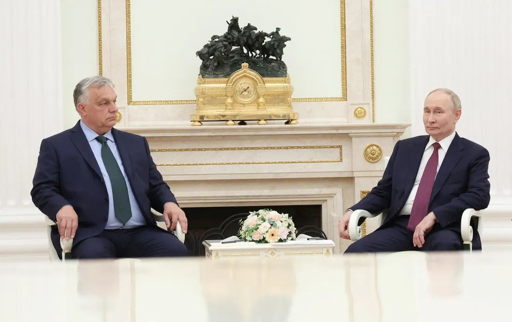 Tổng thống Nga Vladimir Putin (phải) và Thủ tướng Hungary Viktor Orban tại thủ đô Moscow (Nga) hôm 5-7. Ảnh: SPUTNIK xung đột Nga-Ukraine.jpg