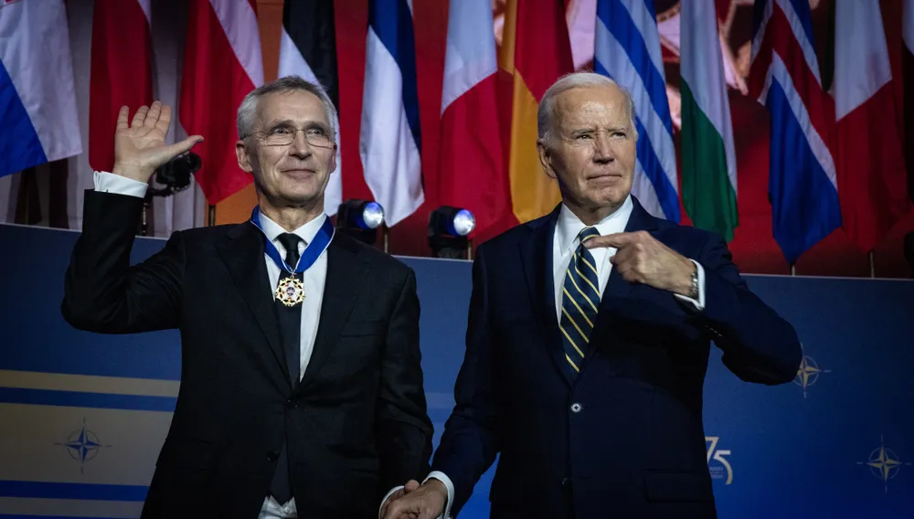 Tổng thống Mỹ Joe Biden (phải) và Tổng thư ký NATO Jens Stoltenberg. Ảnh: NATO 240709e-008.jpg