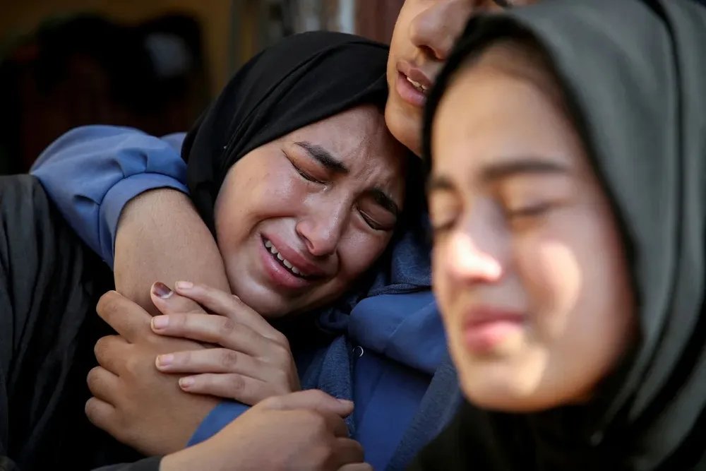 Người thân của những nạn nhân trong vụ trường học Gaza trúng không kích hôm 9-7. Ảnh: REUTERS Trường học Gaza trúng không kích