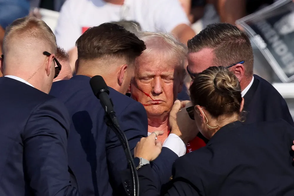 Cựu Tổng thống Mỹ Donald Trump bị bắn khi vận động tranh cử tại TP Butler (bang Pennsylvania, Mỹ) ngày 13-7. Ảnh: REUTERS Ông Trump bị bắn.jpg