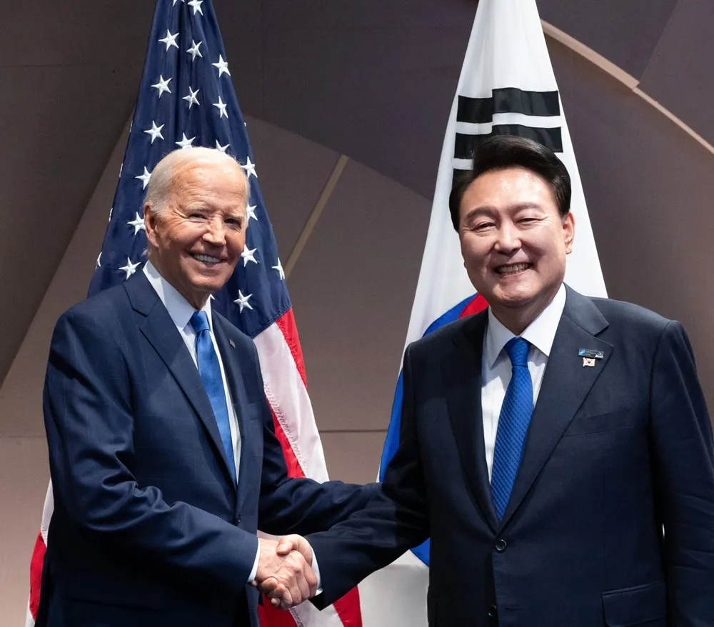 Tổng thống Mỹ Joe Biden (trái) và Tổng thống Hàn Quốc Yoon Suk-yeol bên lề Hội nghị thượng đỉnh Tổ chức Bắc Đại Tây Dương (NATO) hôm 11-7. Ảnh: YONHAP Triều Tiên chỉ trích tuyên bố chung thượng đỉnh NATO .jpg