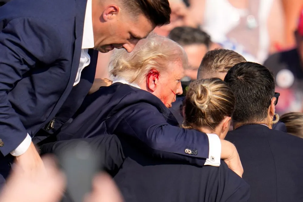 Cựu Tổng thống Donald Trump bị thương ở tai sau vụ nổ súng tại cuộc vận động tranh cử hôm 13-7 ở TP Butler (bang Pennsylvania, Mỹ). Ảnh: CNN Ông Trump bị thương khi tranh cử: Có tin nghi phạm là một tay bắn tỉa