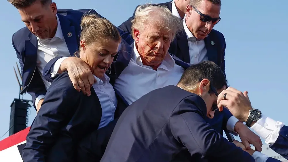 Cựu Tổng thống Donald Trump bị thương ở tai sau vụ nổ súng tại cuộc vận động tranh cử hôm 13-7 ở TP Butler (bang Pennsylvania, Mỹ). Ảnh: GETTY IMAGES Ông Trump bị bắn .jpg