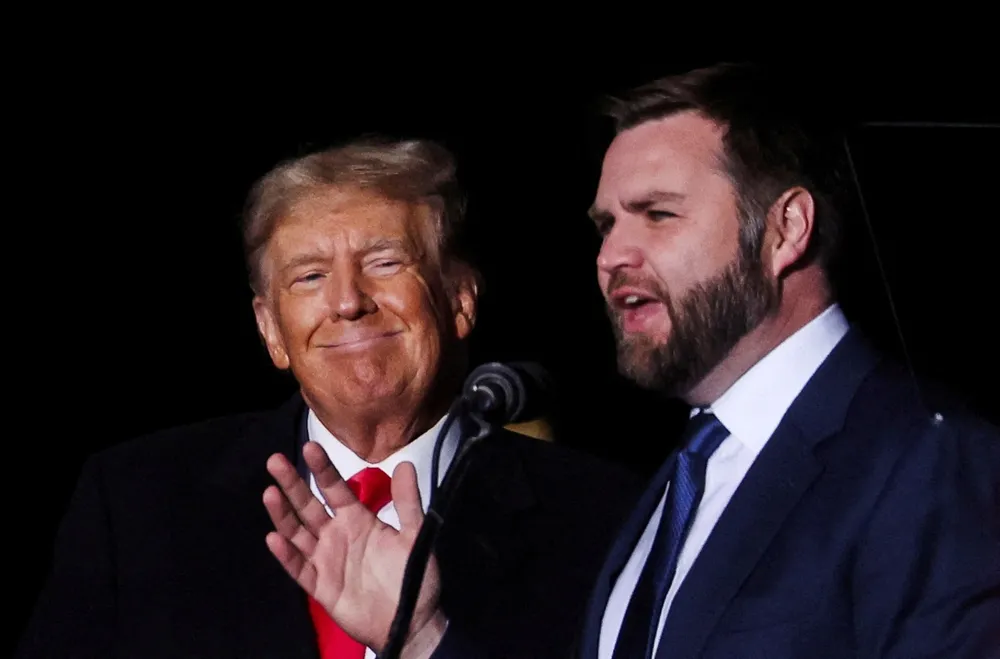 Cựu Tổng thống Mỹ Donald Trump (bên trái) và Thượng nghị sĩ J.D. Vance. Ảnh: REUTERS Ông Trump công bố phó tướng