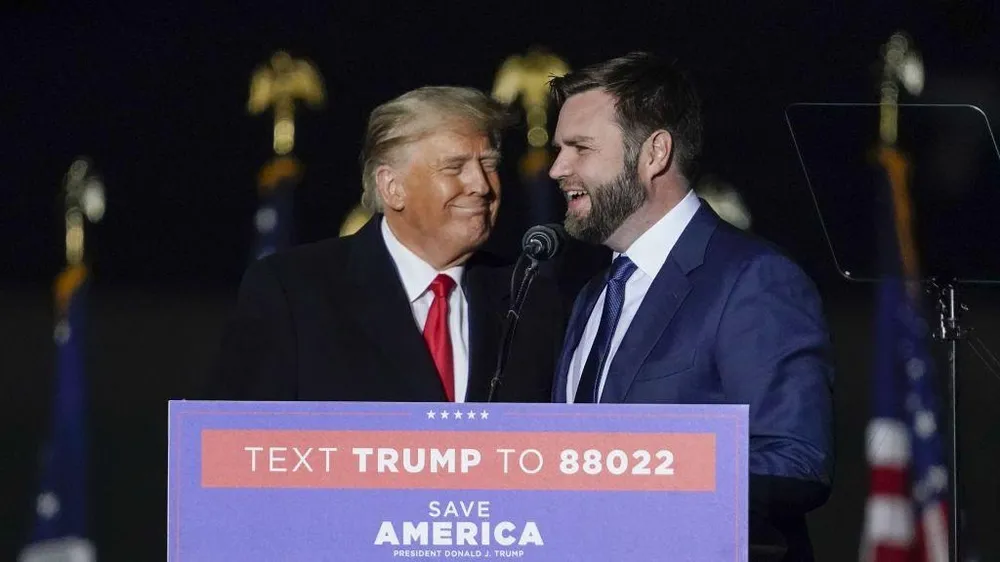 Cựu Tổng thống Mỹ Donald Trump (bên trái) và Thượng nghị sĩ J.D. Vance. Ảnh: BLOOMBERG/GETTY IMAGES phó tướng của ông Trump Mỹ.jpg