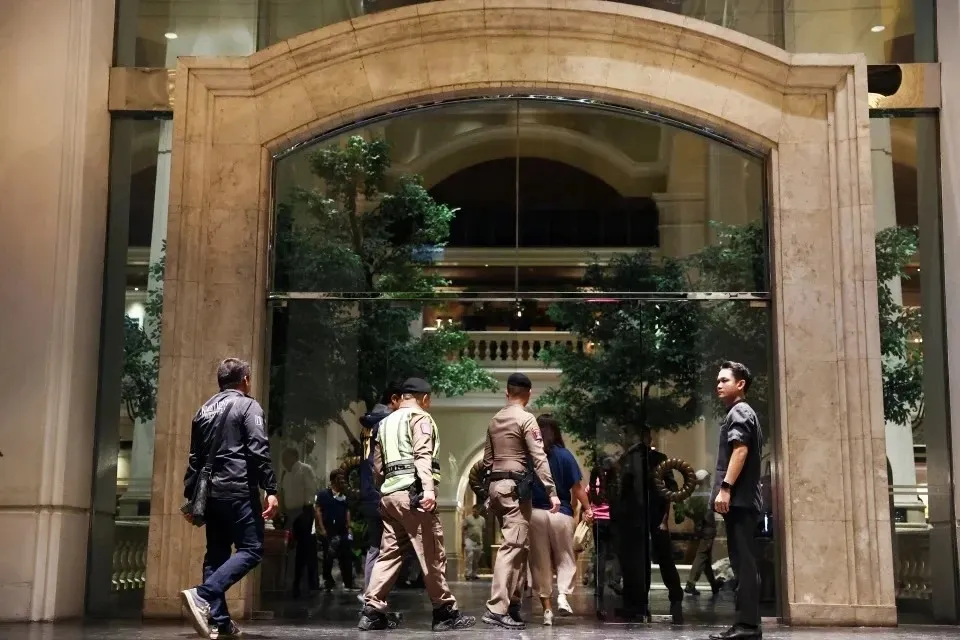 Cảnh sát Thái Lan tại hiện trường khách sạn Grand Hyatt Erawan ở thủ đô Bangkok. Ảnh: FACEBOOK khách sạn ở Bangkok .jpg