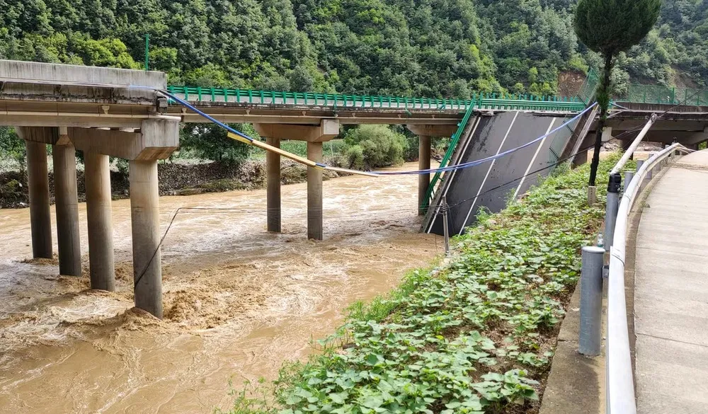 Hình ảnh vụ sập cầu cao tốc ở tỉnh Thiểm Tây (tây bắc Trung Quốc). Ảnh: TÂN HOA XÃ Sập cầu cao tốc ở Trung Quốc.jpg