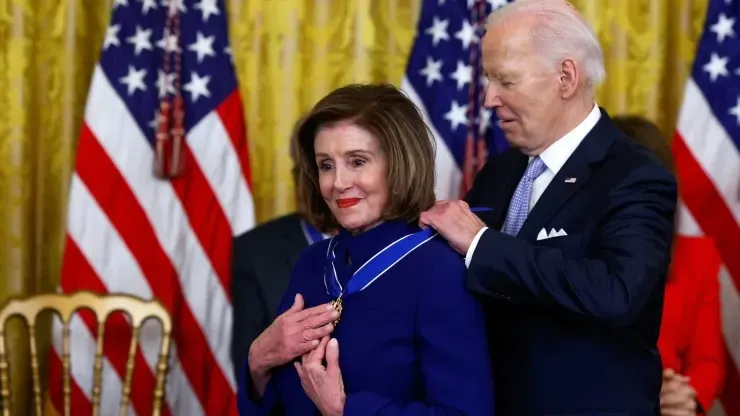 Tổng thống Mỹ Joe Biden trao Huân chương Tự do của tổng thống cho cựu Chủ tịch Hạ viện Mỹ Nancy Pelosi hồi tháng 5. Ảnh: REUTERS Tổng thống Biden