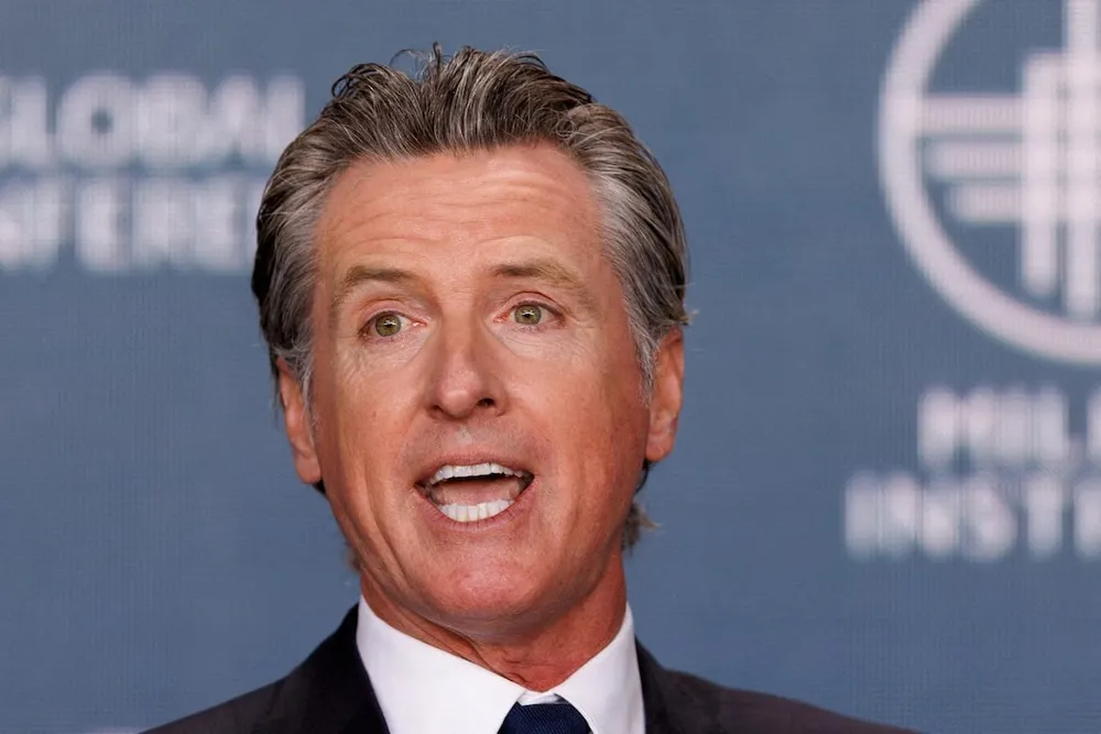 Thống đốc bang California Gavin Newsom. Ảnh: REUTERS Tổng thống Biden - Thống đốc Gavin Newsom.jpg