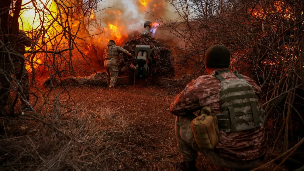 Binh sĩ Ukraine bắn pháo D-30 về phía quân đội Nga ở Kherson. Ảnh: REUTERS 4 tỉnh Đông Ukraine