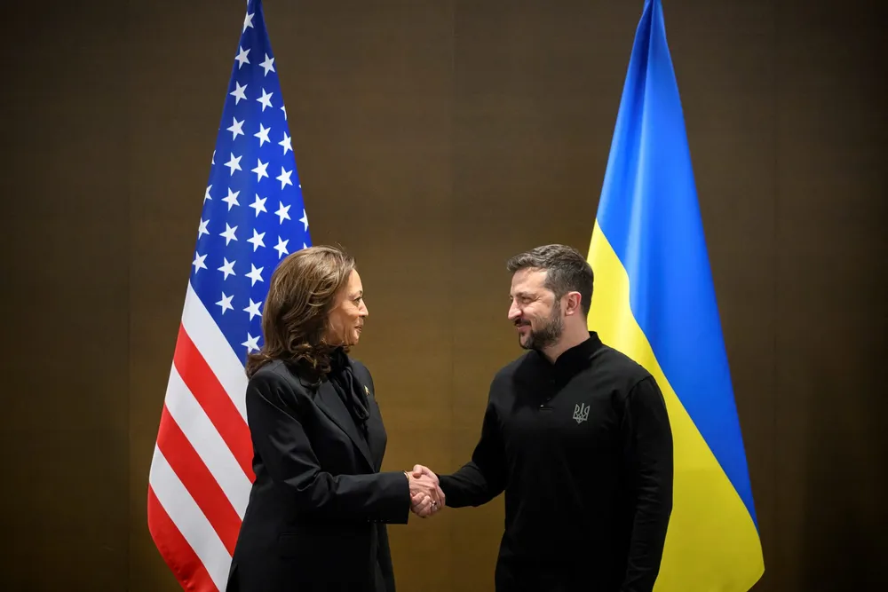 Phó Tổng thống Mỹ Kamala Harris và Tổng thống Ukraine Volodymyr Zelensky hồi tháng 6 tại Thụy Sỹ. Ảnh: REUTERS httpscloudfront-us-east-2.images (3).jpg