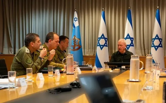 Bộ trưởng Quốc phòng Israel Yoav Gallant (giữa) tại cuộc họp với các quan chức quân sự và quốc phòng cấp cao hôm 4-8. Ảnh: BỘ QUỐC PHÒNG ISRAEL cuộc tấn công do Iran phát động.jpg