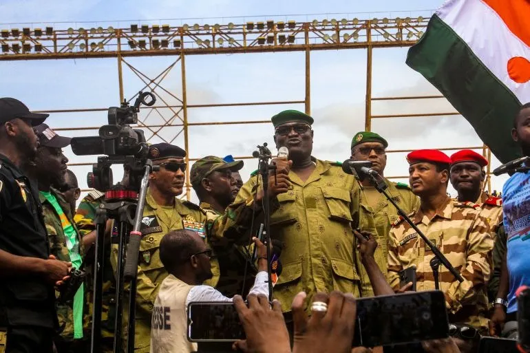 Người đứng đầu chính quyền quân sự Niger - Tướng Abdourahamane Tiani (giữa) phát biểu tại một cuộc biểu tình ở thủ đô Niamey (Niger) hồi năm 2023. Ảnh: REUTERS châu Phi cắt quan hệ ngoại giao với Ukraine .jpg