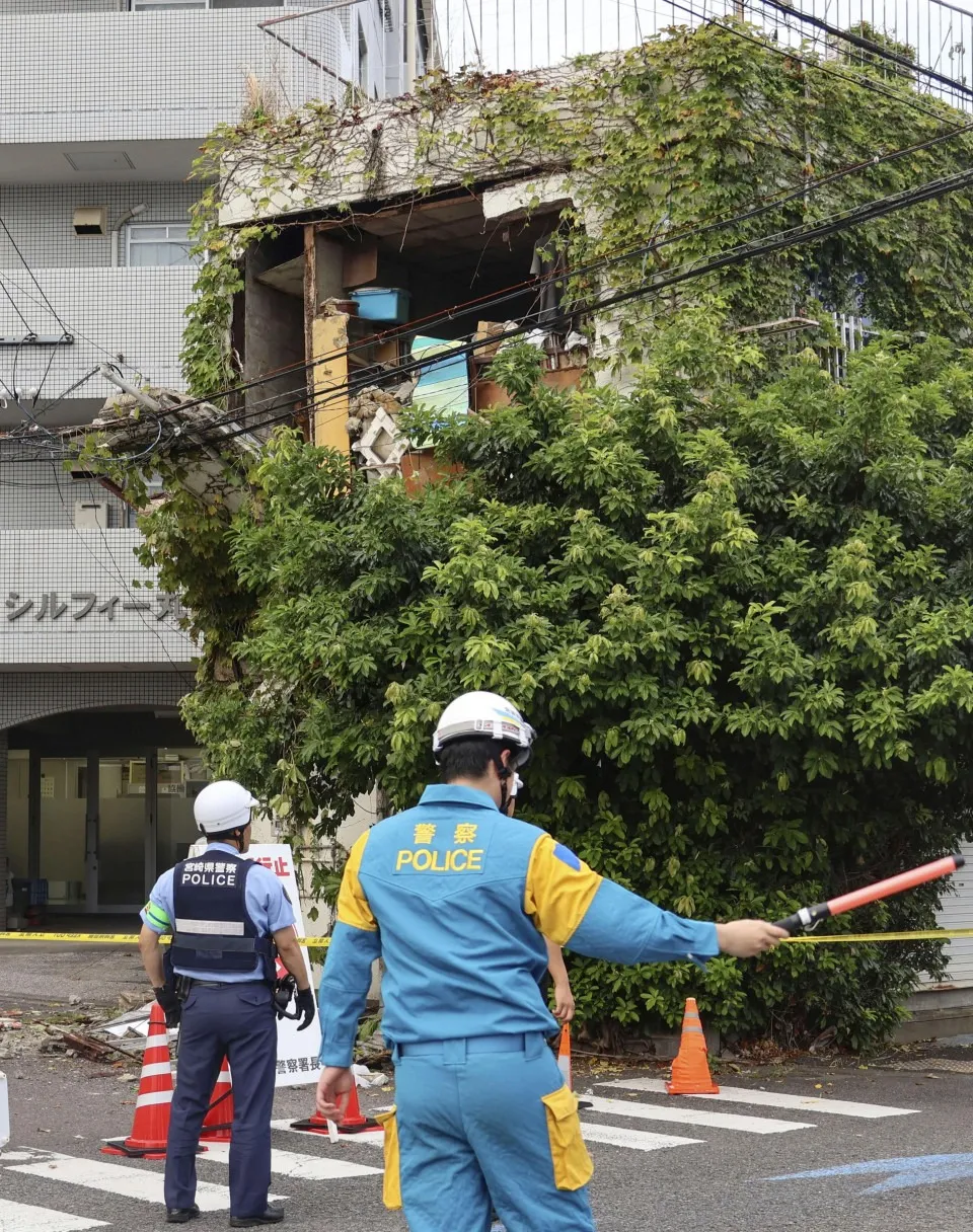 Một toà nhà bị hư hại sau trận động đất 7,1 độ richter ở Nhật hôm 8-8. Ảnh: KYODO NEWS Nhật cảnh báo động đất lớn dọc rãnh Nankai .jpg