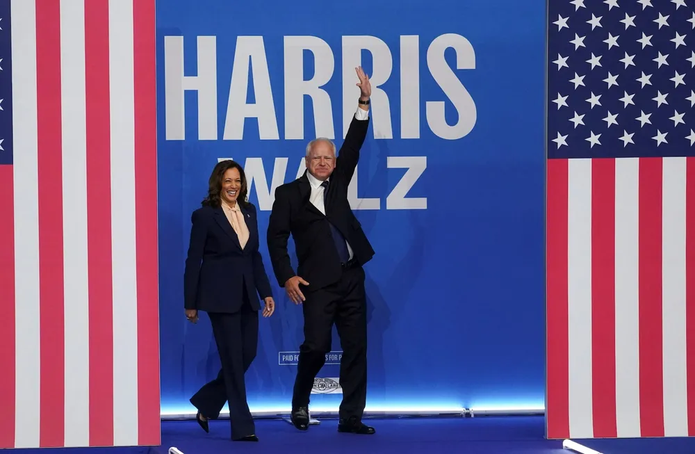 Phó Tổng thống Mỹ Kamala Harris và phó tướng - Thống đốc bang Minnesota Tim Walz. Ảnh: REUTERS Phó Tổng thống Harris
