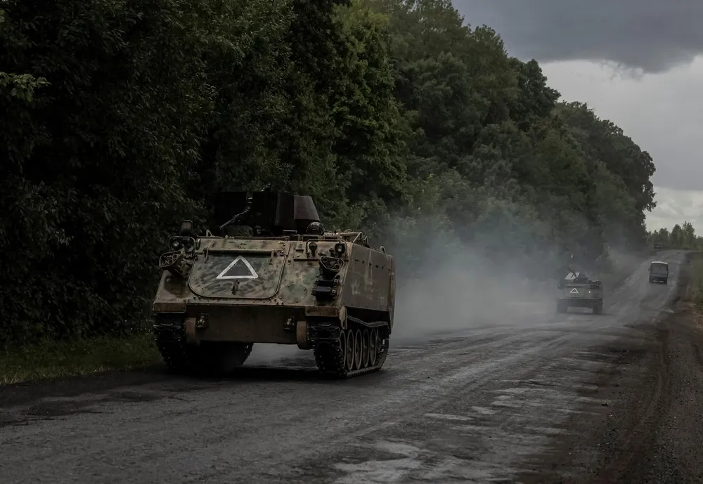 Hình ảnh xe quân sự Ukraine có biểu tượng tam giác trắng ở tỉnh Sumy (Ukraine) hôm 13-8. Ảnh: REUTERS biểu tượng tam giác trắng.jpg