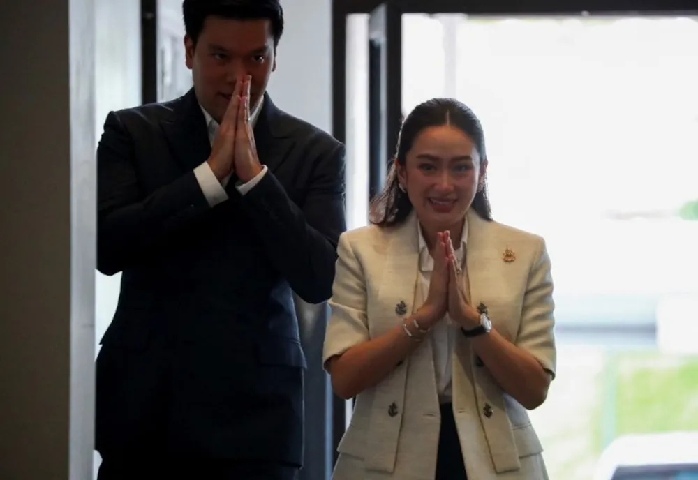 Bà Paetongtarn Shinawatra và chồng bà - ông Pitaka Sooksawas. Ảnh: REUTERS con gái ông Thaksin làm thủ tướng Thái Lan.jpg