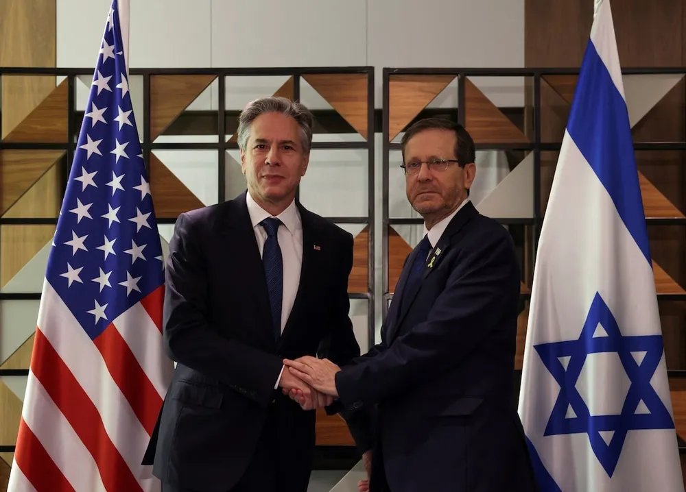 Tổng thống Israel Isaac Herzog (phải) và Ngoại trưởng Mỹ Antony Blinken tại Tel Aviv (Israel) hôm 19-8. Ảnh: REUTERS Cơ hội cuối cho thỏa thuận ngừng bắn Gaza.jpg